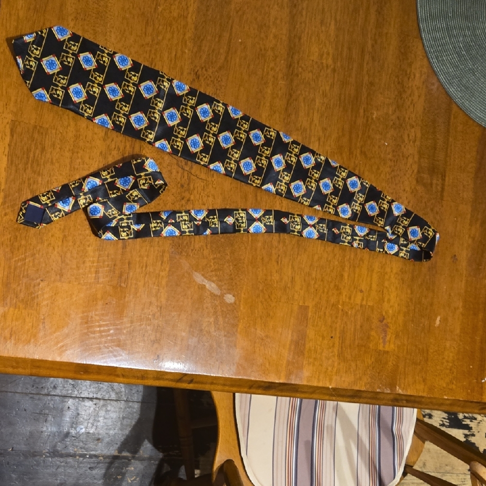Geometric Patterned Tie with Blue and Gold Accents